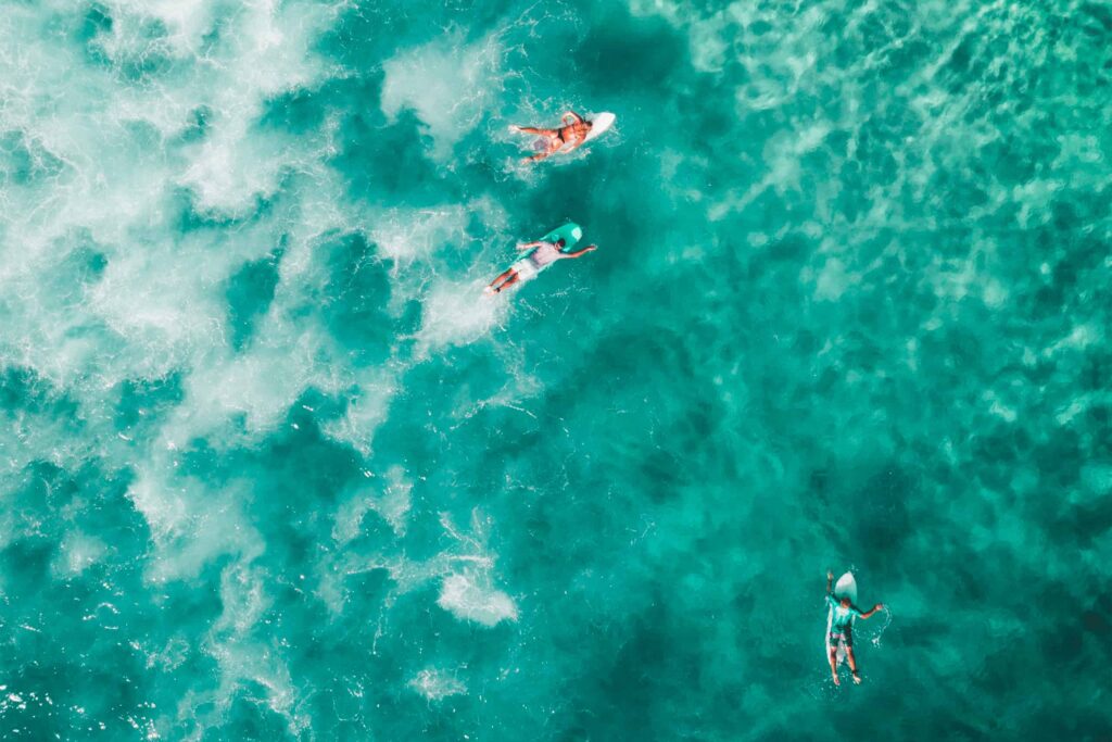 Deux surfeurs côte à côte à l’eau illustrant les priorités en surf